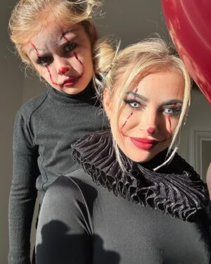 Stéphanie Clerbois Instagram - Nous sommes prêts pour la purge.🤣🤡 
La dernière slide c’est cadeau.😂😂
#halloweenmakeup