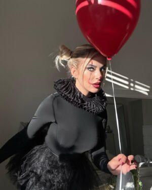 Stéphanie Clerbois Instagram - Nous sommes prêts pour la purge.🤣🤡 
La dernière slide c’est cadeau.😂😂
#halloweenmakeup