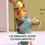 Stéphanie Clerbois Instagram - "Je risque de tomber" @speana20 et @alexgiudi jouent les cobayes : ils s’improvisent acrobates lors du jeu de la chaine humaine 🤹    #Les50, du lundi au vendredi à 19:50