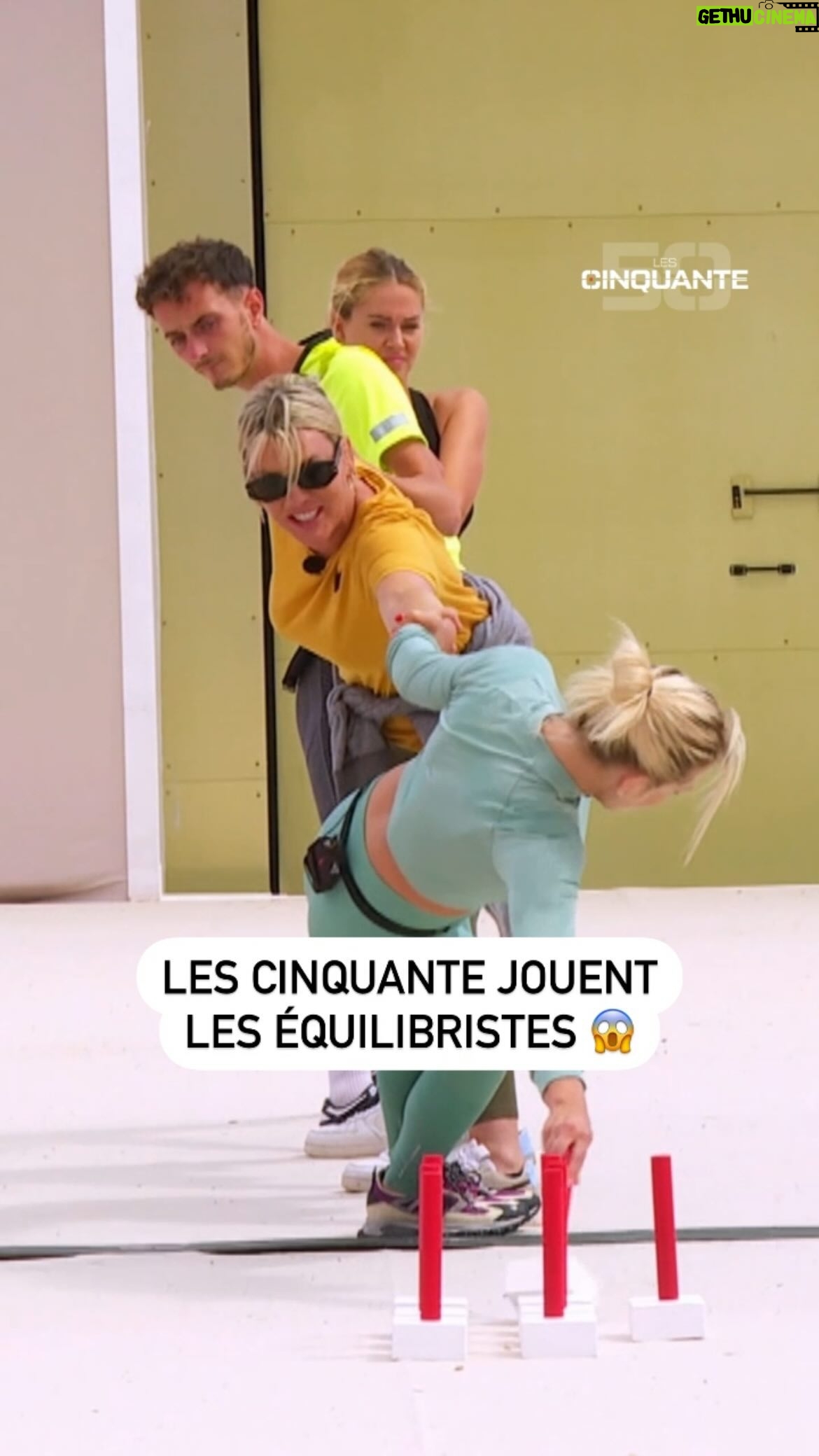 Stéphanie Clerbois Instagram - "Je risque de tomber" @speana20 et @alexgiudi jouent les cobayes : ils s’improvisent acrobates lors du jeu de la chaine humaine 🤹 #Les50, du lundi au vendredi à 19:50