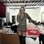 Stéphanie Clerbois Instagram - Se retrouver en tant que femme le temps d’un shooting photo. Merci @susun.model pour ce moment… Il n’y avait pas meilleure thérapie.🤍