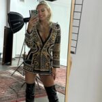 Stéphanie Clerbois Instagram - Se retrouver en tant que femme le temps d’un shooting photo. Merci @susun.model pour ce moment… Il n’y avait pas meilleure thérapie.🤍
