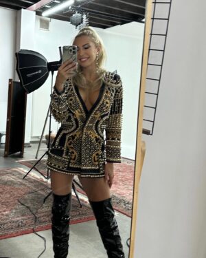 Stéphanie Clerbois Instagram - Se retrouver en tant que femme le temps d’un shooting photo.
Merci @susun.model pour ce moment…
Il n’y avait pas meilleure thérapie.🤍