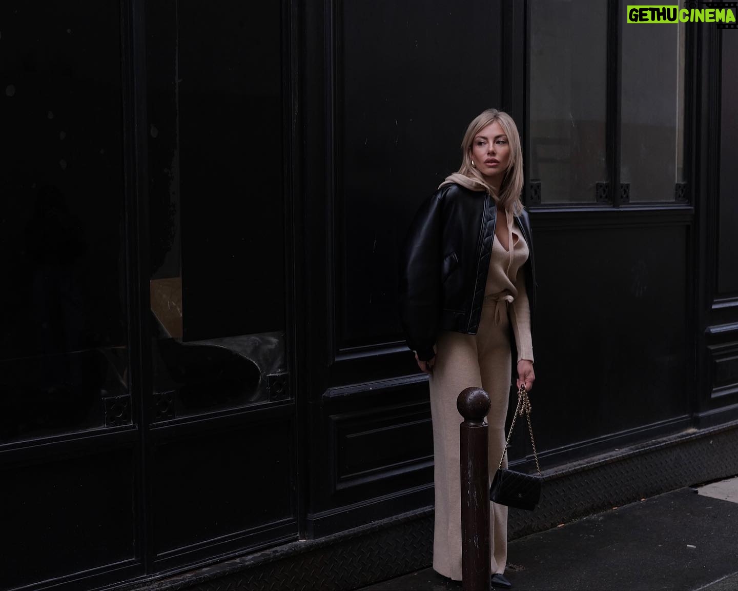 Stéphanie Clerbois Instagram - Fan de ce look @patrizia_pepe_bruxelles @patriziapepe 🤎