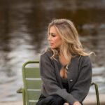 Stéphanie Clerbois Instagram - "La vie est bien trop courte pour perdre son temps à se faire une place là où l’on en a pas, pour démontrer qu’on a ses chances quand on porte tout en soi, pour s’encombrer de doutes quand la confiance est là, pour prouver un amour à qui n’ouvre pas les bras, pour performer aux jeux de pouvoir quand on n’a pas le gout à ça, pour s’adapter à ce qui n’épanouit pas. La vie est bien trop courte pour la perdre à paraître, s’effacer, se plier, dépasser, trop forcer. Quand il nous suffit d’être, et de lâcher tout combat que l’on ne mène bien souvent qu’avec soi, pour enfin faire la paix, être en paix. Et vivre. En faisant ce qu’on aime, auprès de qui nous aime, dans un endroit qu’on aime, en étant qui nous sommes, Vraiment." Alexandre Jollien - "philosophe et écrivain suisse" Que la vie est belle 🤍 Photographe : @visualisation_