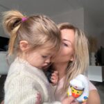 Stéphanie Clerbois Instagram - Mes enfants, ma vie.🤍 J’espère que votre week-end s’est bien passé… Pour nous, c’était plutôt cool sauf quand il a fallu se lever très tôt le samedi pour aller au foot.😂