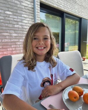 Stéphanie Clerbois Instagram - Il fût un temps où j’avais la même chevelure et le même bronzage que toi. Mais ça c’était avant.🤣🥰❤️ 
(Preuve en photo numéro 2. 😂)
Je t’aime mon fils.💓💓💓