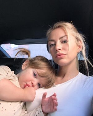 Stéphanie Clerbois Instagram - Un petit coucou par ici, 
nous sommes bien arrivés à Marrakech! 🇲🇦 
J’étais partie sur l’idée de faire le plein de photos pour mon feed mais je vous avoue qu’avec deux enfants j’ai vite laissé tomber l’idée… jamais synchro!😂
Entre les repas, les visites, les moments où on a envie de kiffer vraiment, les pleurs de temps en temps, les moments où ils ralent aussi, les moments où ils s’endorment, ceux où on est cracra … je n’ai pas réussi à faire grand chose.😂🤦‍♀️
Donc photo dans le taxi pour nous! 🚕 
Bonne journée à tous.❤️❤️
