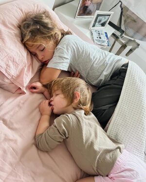 Stéphanie Clerbois Instagram - Mes plus beaux matins.✨💕
(Surtout quand ils nous laisse dormir durant leurs congés.🤣)
Blague à part, vous faites partie de quelle Team durant les congés scolaires? « parents opérationnels dès 6h » ou team « mes enfants aiment autant dormir que moi » ?
😂😂
Encore une belle et heureuse année à vous.💕