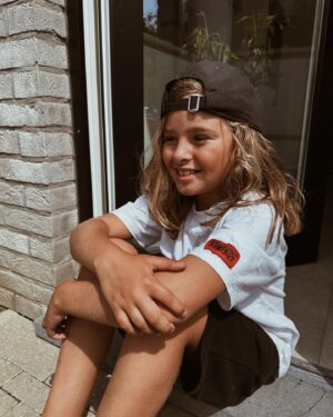 Stéphanie Clerbois Instagram - Il fût un temps où j’avais la même chevelure et le même bronzage que toi. Mais ça c’était avant.🤣🥰❤️ 
(Preuve en photo numéro 2. 😂)
Je t’aime mon fils.💓💓💓