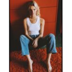 Stefanie Scott Instagram - Hanging in the back shed with @claire_schaper and her 📸