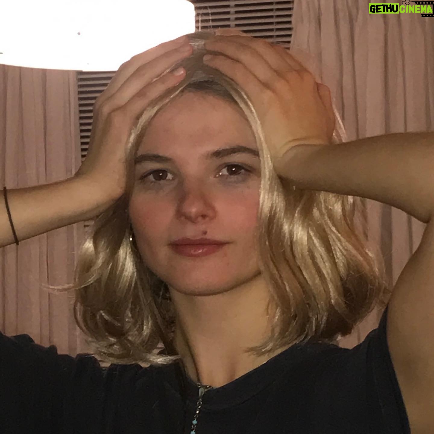 Stefanie Scott Instagram - OctOVER, tataa! ❄️