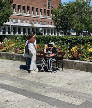 Stefany Vaz Instagram - Noruega-23 de junho de 2022-3:46pm

Faltavam poucos dias para acontecer o the send e estávamos evangelizando nas ruas separados por grupos com muitas pessoas e nacionalidades. 

Eu e minha amiga começamos a conversar com essa senhora, ela abriu seu coração muito rápido, e em questão de segundos disse “eu tenho câncer” já estávamos introduzindo Jesus na conversa e essa era a oportunidade perfeita para continuar, lembro que quando ela me disse isso pensei “ELA SERÁ CURADA AGORA MESMO!” quando perguntamos se ela gostaria de receber essa cura ela nos respondeu muito firme “Não preciso desse Jesus, eu tenho dinheiro e é tudo que eu preciso!”.

Meu coração se entristeceu mas também se encheu de compaixão, depois que ela respondeu eu senti de perguntar o que ela faria com todo o dinheiro caso o câncer ou qualquer outra coisa que acontecesse a pegasse de surpresa, afinal o dinheiro é passageiro como a vida, e ela me disse “Meus filhos tem dinheiro e meus netos também, estamos muito felizes assim”, pra onde ela iria caso morresse e a resposta foi a mesma “não importa, eu tenho tudo que preciso aqui e agora”! 

Naquele dia ouvimos muitos “Não quero ouvir sobre Jesus” e apenas um “Eu quero esse Jesus” uma pessoa aceitou Ele como seu Senhor e foi impactada pelo amor e sacrifício de Cristo. 

Somos chamados para pregar o evangelho independente da resposta que vamos ouvir, somos chamados para ter a mesma compaixão que Cristo sente por nós uns pelos outros! 

Quem tem sido o Senhor da sua vida?

O dinheiro? A fama? A aprovação das pessoas? todas essas coisas passageiras ou o Senhor Jesus e a eternidade?