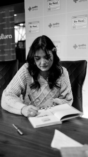 Stefany Vaz Instagram - QUEM DEUS DIZ QUE EU SOU? 📚💫

Esse é o nome do primeiro capítulo que eu escrevi na vida e no “Be Real”, esse é um tema que eu gosto muito, afinal estamos em constante aprendizagem sobre esse tópico. 

Se você quiser saber um pouco mais sobre, já adquire o seu no link da biografia do meu instagram, todas que comprarem através dele receberam uma dedicatória especial 💜
