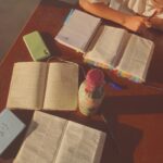 Stefany Vaz Instagram – Persistência em permanecer, uma amizade com Jesus é mais do que apenas sentir, é escolha.

Será que sabemos como construir uma amizade ou só vivemos dentro das caixas que nos colocaram? Tenho vivido alguns desses processos durante esse tempo; e o que Deus tem me dito? “Permaneça!” até Ele aparecer. Maria madalena permaneceu em prantos, porque acreditava que tinham tirado seu Mestre dela (João 20:11-18), e quando Ele apareceu foi motivo de alegria, que nosso coração não se canse se esperar e perseverar, crescendo em amor e paixão ardente, desesperados pela revelação do coração do nosso amigo Jesus!