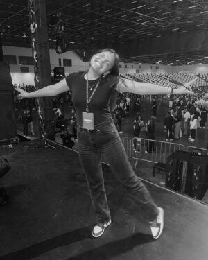 Stefany Vaz Instagram - A virada dos meus 20 anos foi na maior Dunamis Conference da história (até agora)! 

No meio do fire tunnel olhei para o relógio e já era 00:00, que privilégio começar uma nova era fazendo parte da história de Deus 🎯✨