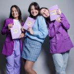 Stefany Vaz Instagram - A sensação eufórica de lançar um livro 💫 A Stefany de 10 anos nunca iria imaginar que um dia ela escreveria um livro para jovens mulheres falando sobre identidade e posicionamento. E agora é mais que real, ontem foi o começo de algo lindo que o Senhor está fazendo 🗣️🤩 Um obrigada especial a equipe da @editora4ventos que acredita tanto em nós e nos impulsiona sempre & @mylena_mariano @biajordao fazer parte disso e com vocês é melhor ainda 💜 Be Real - Uma Jornada de Influência e Posicionamento disponível no link da bio 🤝🏼