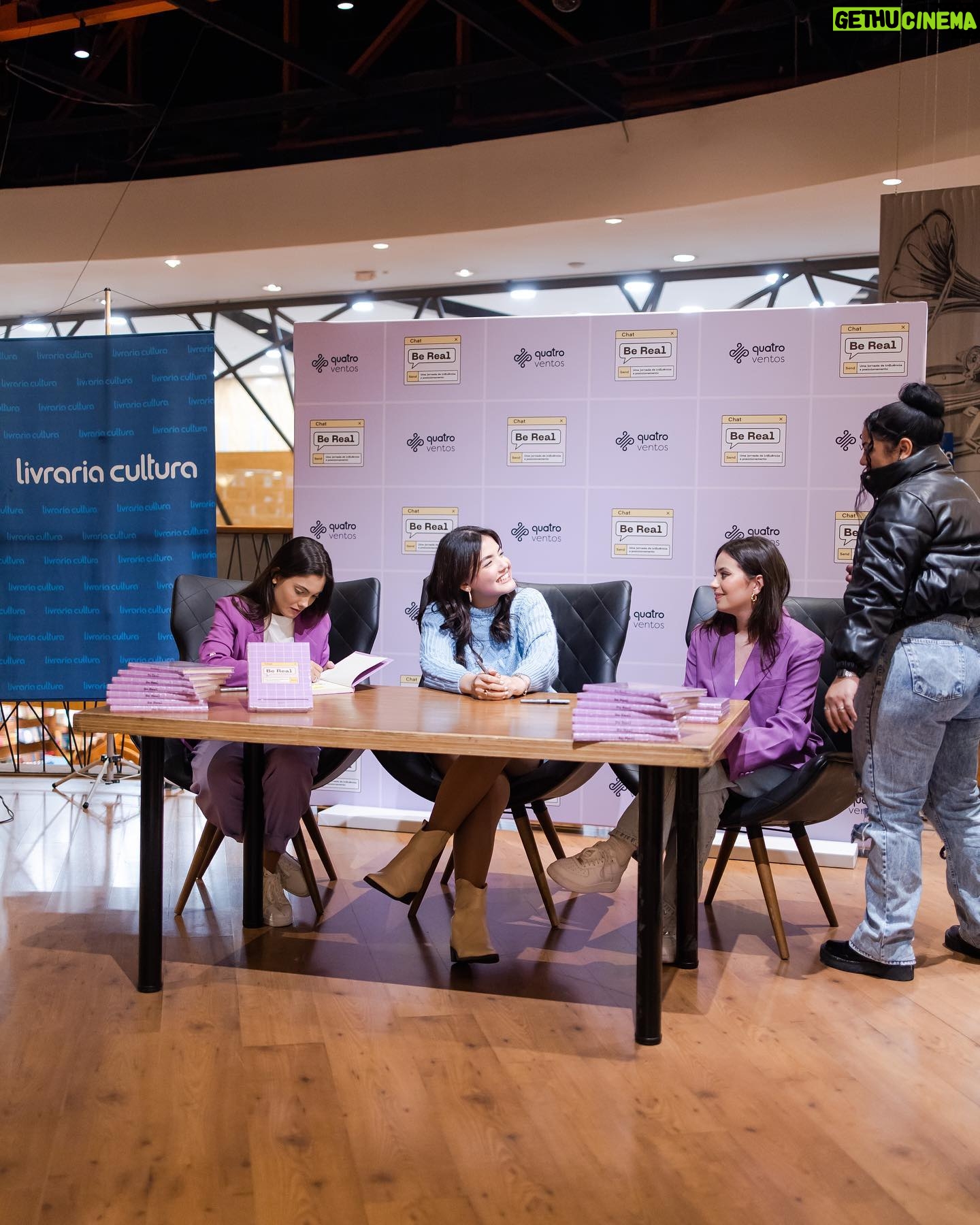 Stefany Vaz Instagram - A sensação eufórica de lançar um livro 💫 A Stefany de 10 anos nunca iria imaginar que um dia ela escreveria um livro para jovens mulheres falando sobre identidade e posicionamento. E agora é mais que real, ontem foi o começo de algo lindo que o Senhor está fazendo 🗣️🤩 Um obrigada especial a equipe da @editora4ventos que acredita tanto em nós e nos impulsiona sempre & @mylena_mariano @biajordao fazer parte disso e com vocês é melhor ainda 💜 Be Real - Uma Jornada de Influência e Posicionamento disponível no link da bio 🤝🏼
