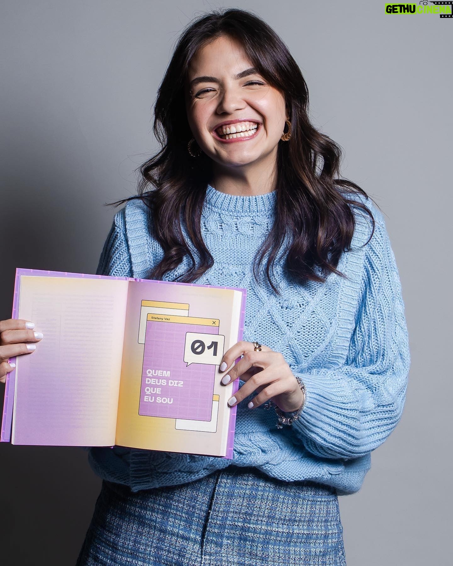 Stefany Vaz Instagram - A sensação eufórica de lançar um livro 💫 A Stefany de 10 anos nunca iria imaginar que um dia ela escreveria um livro para jovens mulheres falando sobre identidade e posicionamento. E agora é mais que real, ontem foi o começo de algo lindo que o Senhor está fazendo 🗣️🤩 Um obrigada especial a equipe da @editora4ventos que acredita tanto em nós e nos impulsiona sempre & @mylena_mariano @biajordao fazer parte disso e com vocês é melhor ainda 💜 Be Real - Uma Jornada de Influência e Posicionamento disponível no link da bio 🤝🏼