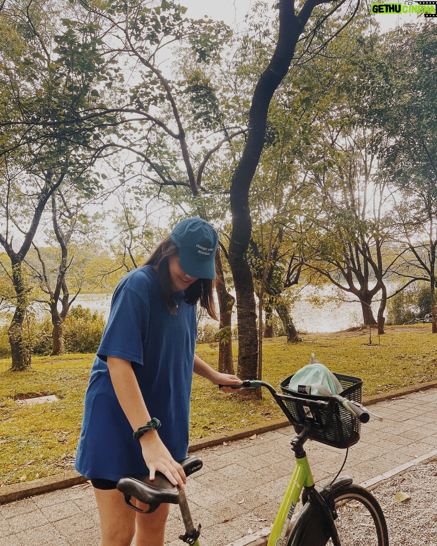 Stefany Vaz Instagram - E aí siri, parar a chuva por favor.
