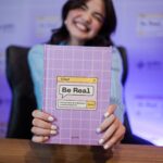 Stefany Vaz Instagram - A sensação eufórica de lançar um livro 💫 A Stefany de 10 anos nunca iria imaginar que um dia ela escreveria um livro para jovens mulheres falando sobre identidade e posicionamento. E agora é mais que real, ontem foi o começo de algo lindo que o Senhor está fazendo 🗣️🤩 Um obrigada especial a equipe da @editora4ventos que acredita tanto em nós e nos impulsiona sempre & @mylena_mariano @biajordao fazer parte disso e com vocês é melhor ainda 💜 Be Real - Uma Jornada de Influência e Posicionamento disponível no link da bio 🤝🏼