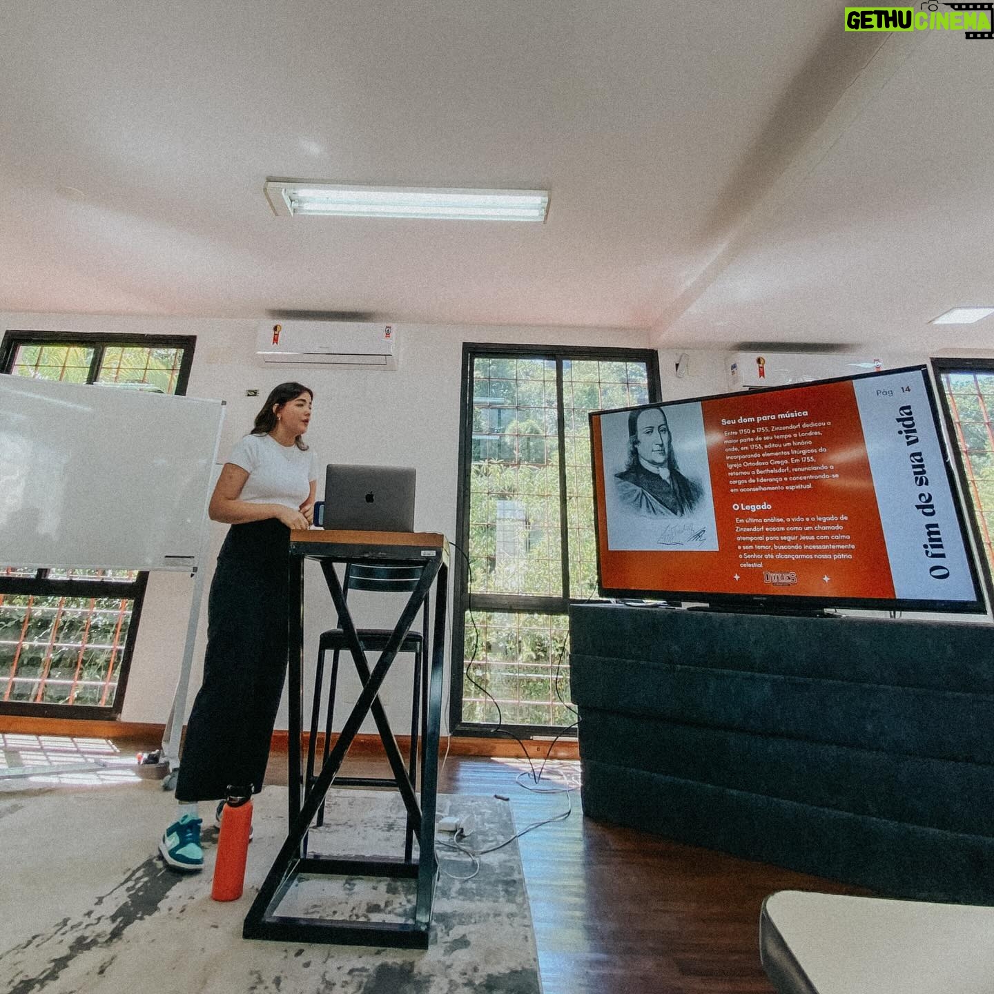 Stefany Vaz Instagram - Mais uma etapa concluída! ✅🌟 Hoje fiz a apresentação do meu Trabalho de Conclusão do DULES, não tenho palavras para descrever como esse trabalho foi importante e impactante pra mim, também marcando uma fase já do fim desse primeiro ano. Ano que vem tem mais…