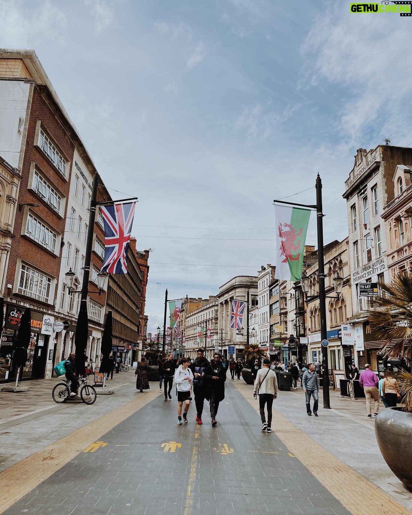 Stefany Vaz Instagram - País de Gales e Reino Unido Durante essa semana li a notícia de que o percentual de cristãos caiu 13,1% e que a maioria das pessoas no País de Gales e UK se consideram sem uma religião; o ponto é que as pessoas se machucaram com a religião, mas não com Jesus, afinal Jesus não comete erros. Por muito tempo da minha vida tratei meu relacionamento com Jesus apenas como ir aos domingos na igreja, mas eu me esquecia que ele estava no meu quarto me esperando. O País de Gales, Europa não estão frios! Qual o nosso papel nisso tudo? Orar por aqueles que já estão lá, orar para que eles tenham a revelação de um relacionamento com Jesus, enviar os que estão dispostos a ir e principalmente estar disponível a dizer “sim eu irei”. Que nossos coração estejam cheios de compaixão, afinal de contas a compaixão gera uma ação. Matheus 28:19 (fonte: @guiame_oficial)