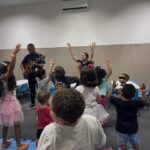 Stefany Vaz Instagram - Servir no G5.2 é desenhar cartas proféticas com as crianças, ser chamada de “Tia Stefini”, decorar a música e coreografia da páscoa e ficar com ela pra sempre na cabeça. Mas também é ensinar o que é uma vida de adoração e aprender a ter um coração ensinável com cada criança ⚡️🤎