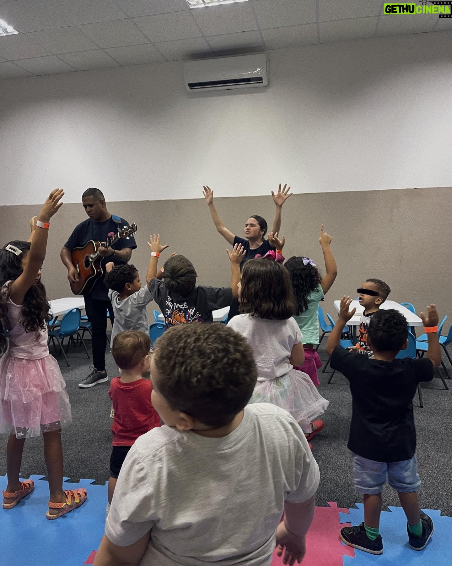 Stefany Vaz Instagram - Servir no G5.2 é desenhar cartas proféticas com as crianças, ser chamada de “Tia Stefini”, decorar a música e coreografia da páscoa e ficar com ela pra sempre na cabeça. Mas também é ensinar o que é uma vida de adoração e aprender a ter um coração ensinável com cada criança ⚡️🤎
