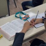 Stefany Vaz Instagram - Servir no G5.2 é desenhar cartas proféticas com as crianças, ser chamada de “Tia Stefini”, decorar a música e coreografia da páscoa e ficar com ela pra sempre na cabeça. Mas também é ensinar o que é uma vida de adoração e aprender a ter um coração ensinável com cada criança ⚡️🤎