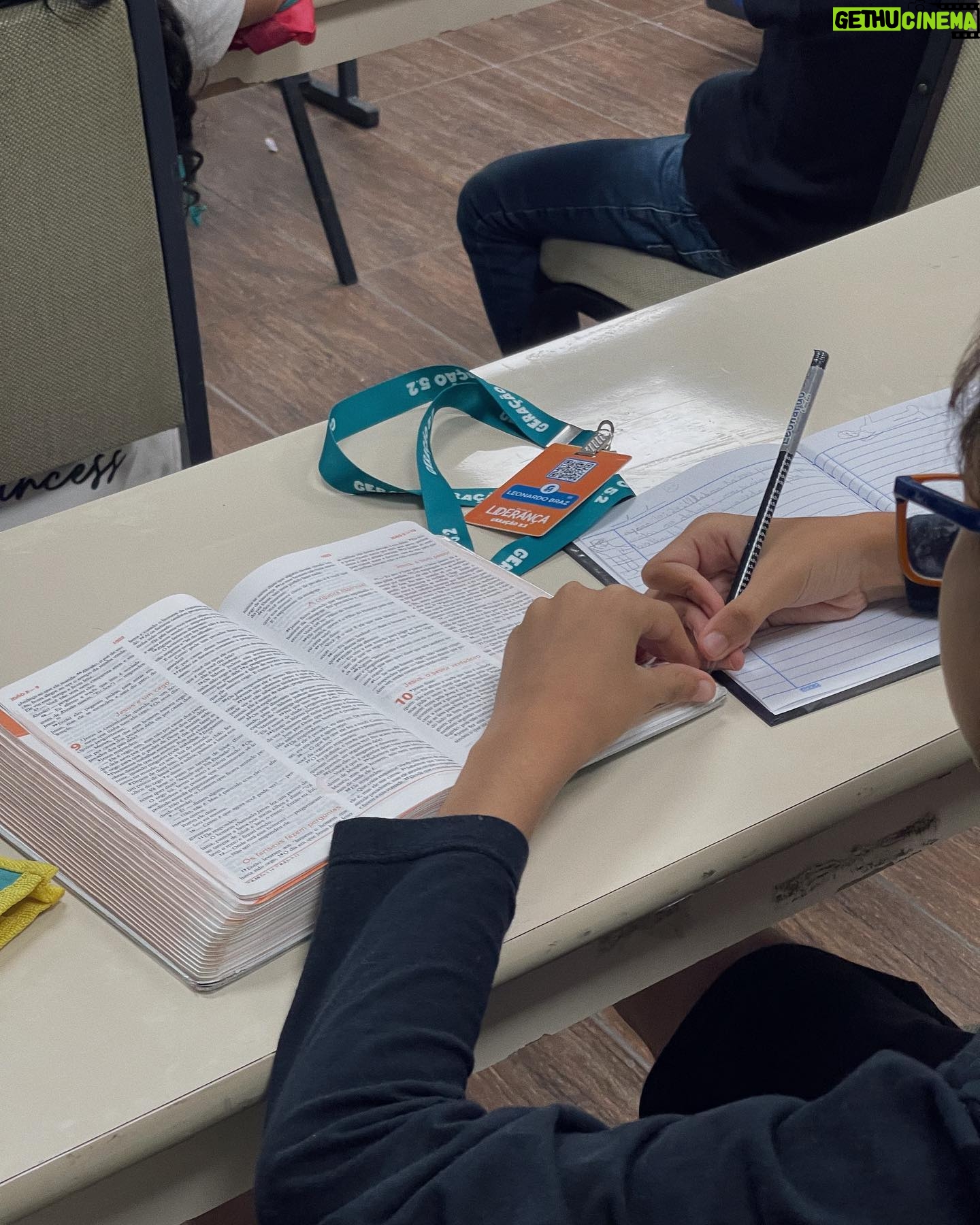 Stefany Vaz Instagram - Servir no G5.2 é desenhar cartas proféticas com as crianças, ser chamada de “Tia Stefini”, decorar a música e coreografia da páscoa e ficar com ela pra sempre na cabeça. Mas também é ensinar o que é uma vida de adoração e aprender a ter um coração ensinável com cada criança ⚡️🤎