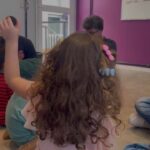 Stefany Vaz Instagram - Servir no G5.2 é desenhar cartas proféticas com as crianças, ser chamada de “Tia Stefini”, decorar a música e coreografia da páscoa e ficar com ela pra sempre na cabeça. Mas também é ensinar o que é uma vida de adoração e aprender a ter um coração ensinável com cada criança ⚡️🤎