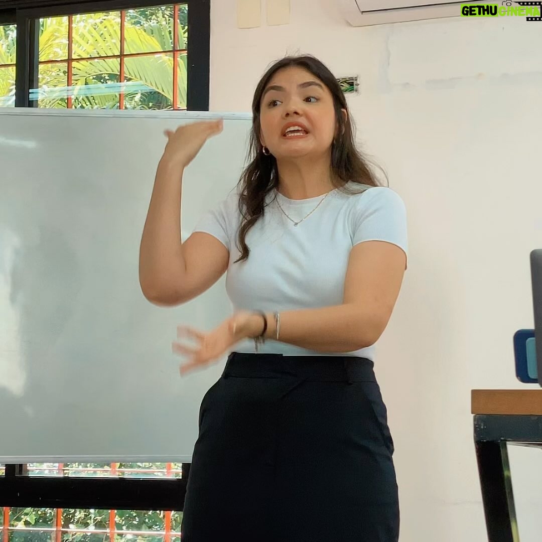 Stefany Vaz Instagram - Mais uma etapa concluída! ✅🌟 Hoje fiz a apresentação do meu Trabalho de Conclusão do DULES, não tenho palavras para descrever como esse trabalho foi importante e impactante pra mim, também marcando uma fase já do fim desse primeiro ano. Ano que vem tem mais…