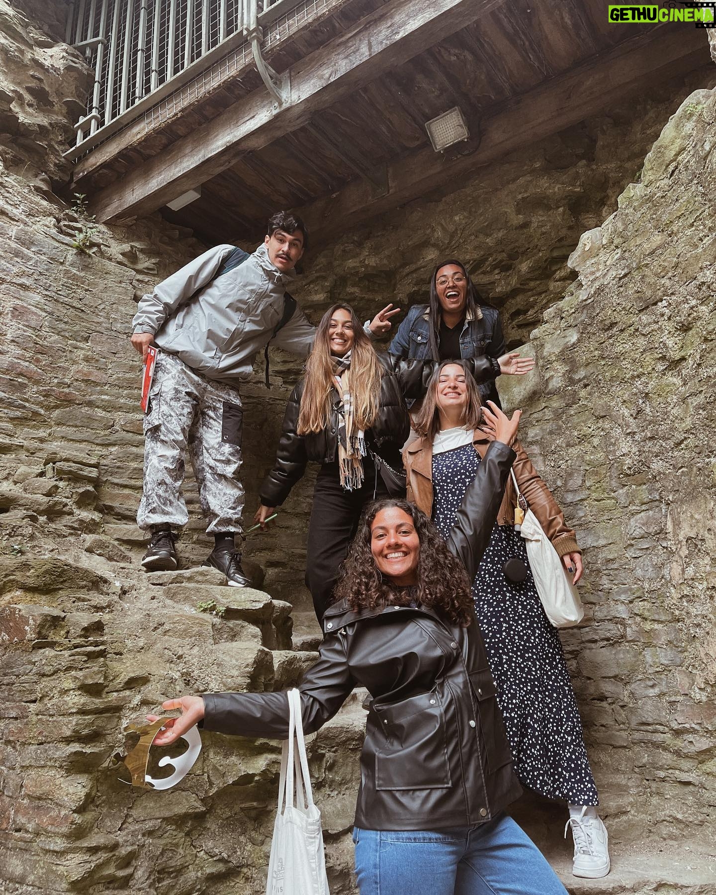 Stefany Vaz Instagram - me senti no cenário de reign 🏴
