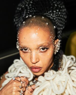 Stella McCartney Instagram - MET GALA: Behind the scenes with my #MetGala2024 gang, glowing like Stella stars in custom-made sustainable pieces and @VRAIofficial created diamonds... x Stella

VRAI’s pioneering process uses carbon from greenhouse gases to make its created diamonds, with each carat saving 143 lbs of carbon dioxide. Pairing innovation with craftsmanship, each stone is expertly cut and polished to the highest industry standards – placing them in the top 1% globally.
 Credits Photo: @WattsupPhoto Makeup: @PatMcGrathReal Nails: @KureBazaar Jewellery: @VRAIOfficial Hair: @TinaDidIt @DysonUSA @DysonHairPro  Transport: @Cadillac   #MetGala #CaraDelevingne #FKAtwigs #EdSheeran #InStella