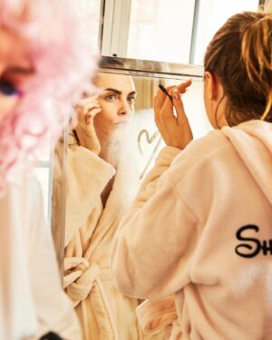 Stella McCartney Instagram - MET GALA: Behind the scenes with my #MetGala2024 gang, glowing like Stella stars in custom-made sustainable pieces and @VRAIofficial created diamonds... x Stella

VRAI’s pioneering process uses carbon from greenhouse gases to make its created diamonds, with each carat saving 143 lbs of carbon dioxide. Pairing innovation with craftsmanship, each stone is expertly cut and polished to the highest industry standards – placing them in the top 1% globally.
 Credits Photo: @WattsupPhoto Makeup: @PatMcGrathReal Nails: @KureBazaar Jewellery: @VRAIOfficial Hair: @TinaDidIt @DysonUSA @DysonHairPro  Transport: @Cadillac   #MetGala #CaraDelevingne #FKAtwigs #EdSheeran #InStella