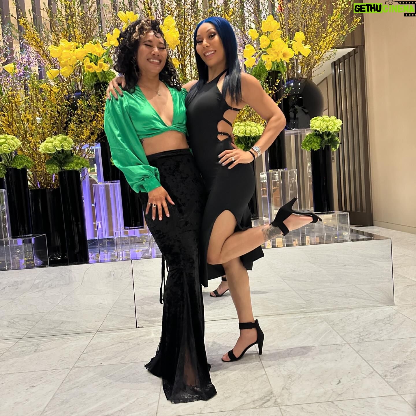 Stephanie Bell Instagram - When you ask your husband to take pictures of you and your sister. @krisyim @realkeithlee