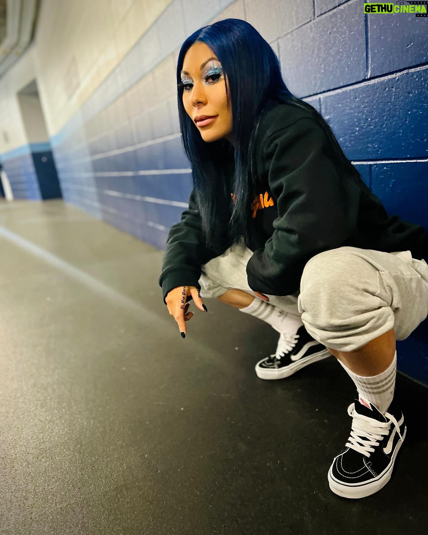 Stephanie Bell Instagram - Got my vans on but they look like sneakers. #WWE