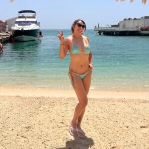 Stephanie Bell Instagram - Thank you GAE and @oiabeach for hosting a relaxing day at the Red Sea. ✌🏽

#WWE #saudiarabia