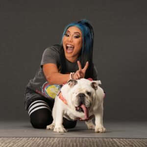 Stephanie Bell Instagram - Emotional Support. 🐶

📸 @craigambrosio 
#WWE #Smackdown #englishbulldog #PrincessJolene