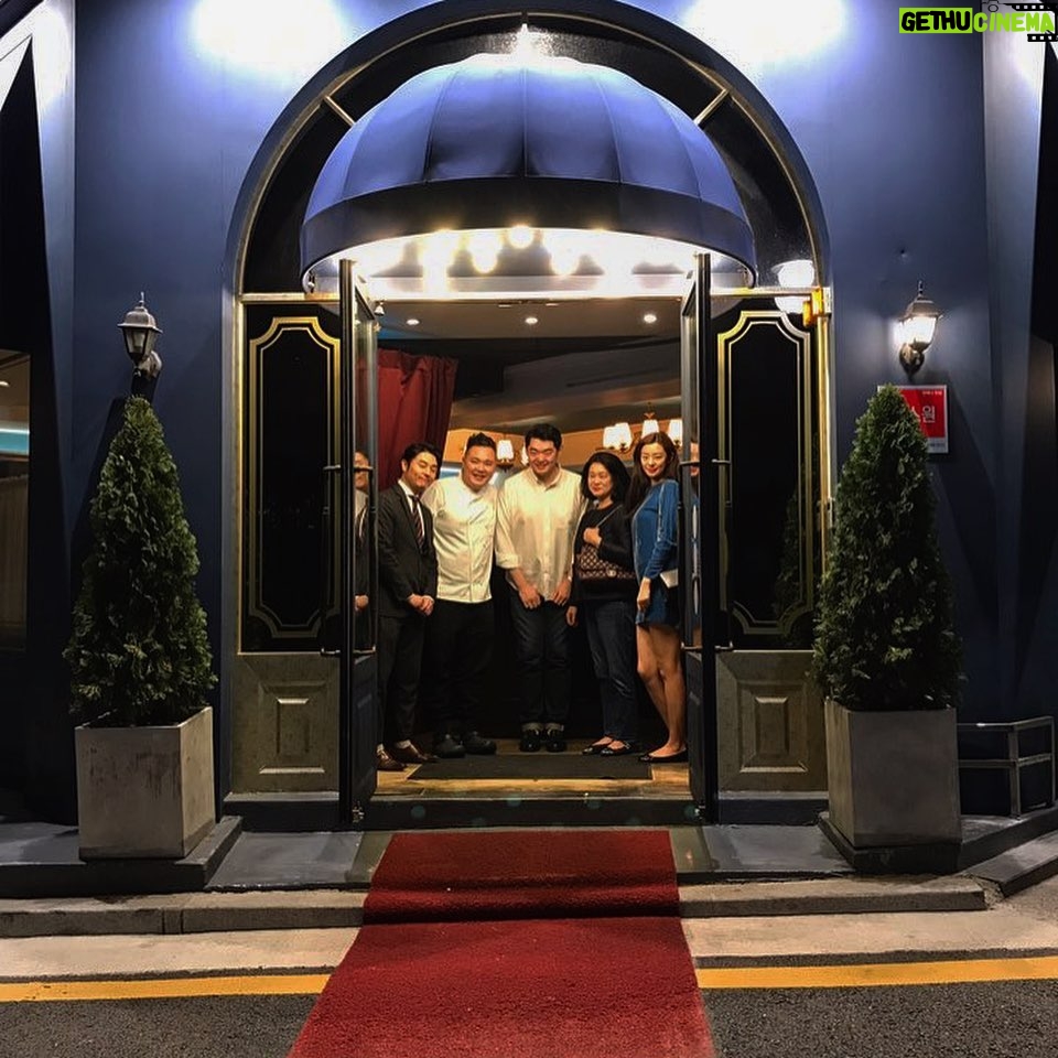 Stephanie Lee Instagram - Happy Birthday to the worldβs best brother @paulleesomm Awesome food and cake by @tavern38seoul π₯π₯π°π°π·π·