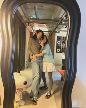Stephanie Lee Instagram - Good catching up with @stephanieshoong 
Two stephanie's night 🥂 선물들 너무 고마오용🩵