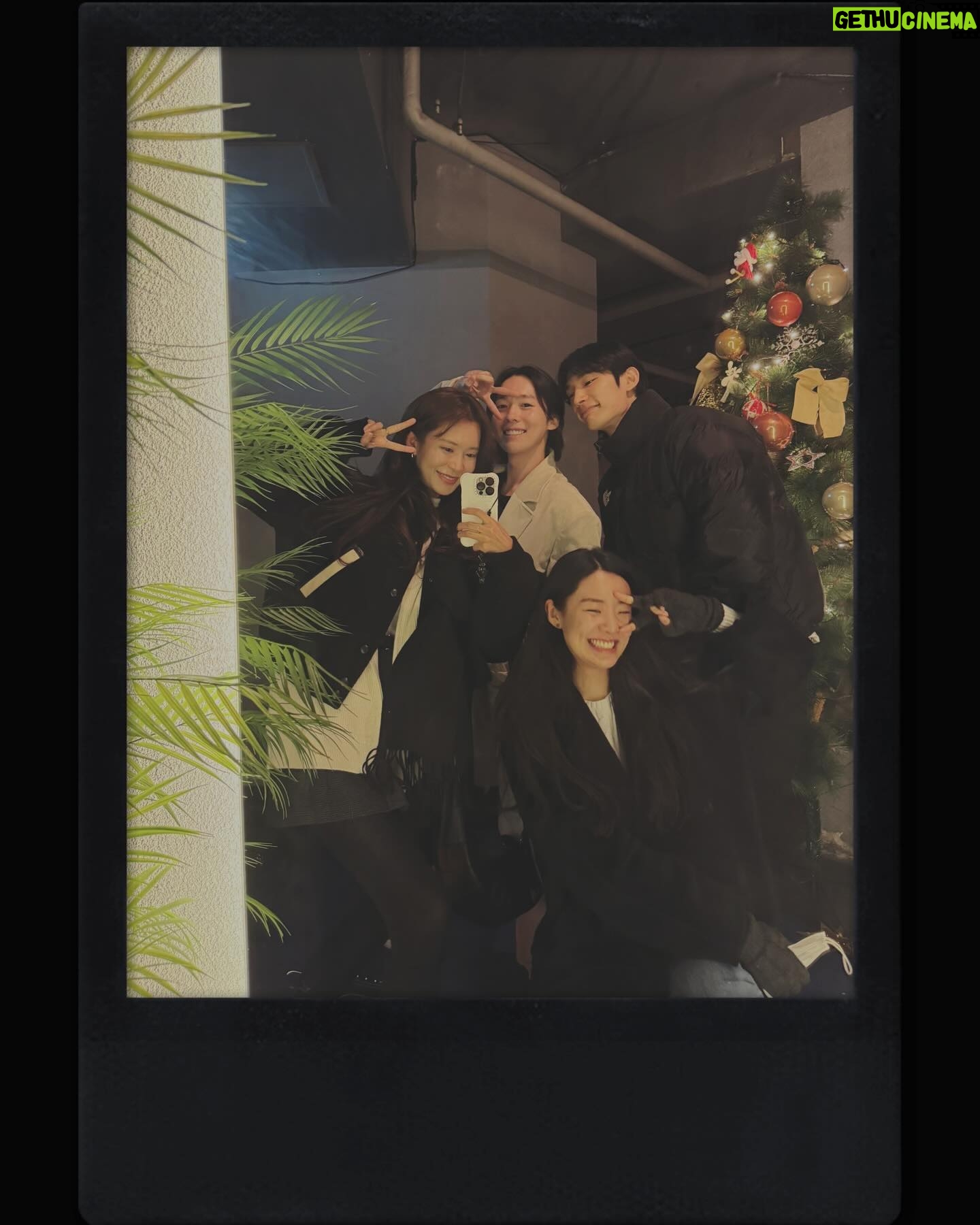 Stephanie Lee Instagram - 신년인데 연말 분위기 🩵🎄 2024 도 행복하자용!!