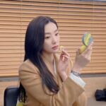 Stephanie Lee Instagram – 연말 선물 너무 감사해용💛

 #광고 #VDL #VDL팬톤 

팬톤에서 발표한 올해의 컬러는 두가지 컬러에요. 일루미네이팅, 얼티밋 그레이가 만나 긍정적인 희망을 준다는 메시지를 담고 있대요! 
네이버 쇼핑 라이브로 만나볼수 있다네용💛💛