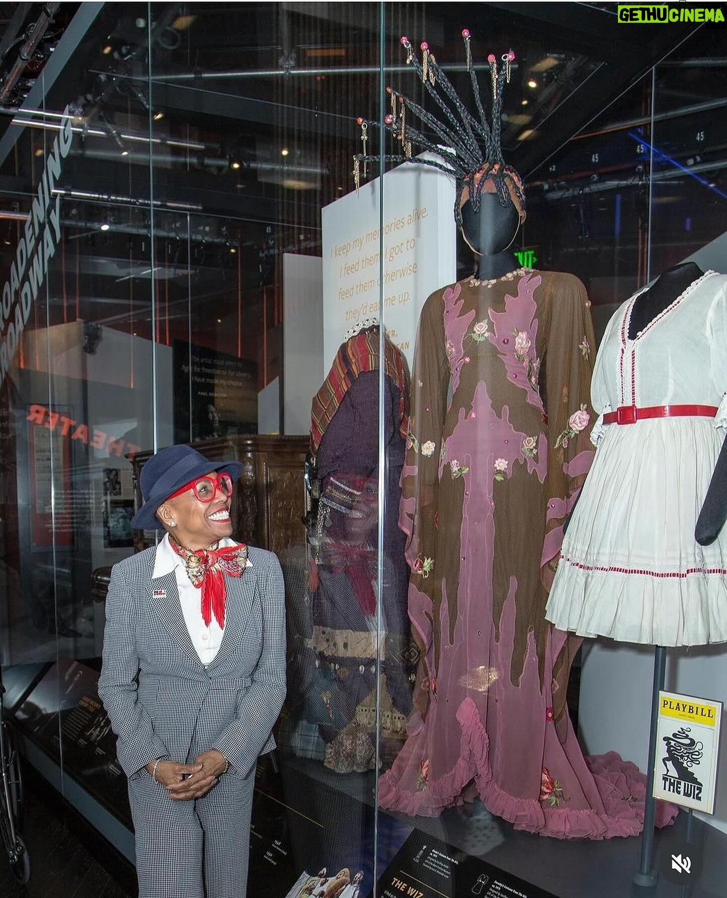 Stephanie Mills Instagram - Happy Birthday Mama!!! Dee Dee Bridgewater, the Tony Award winning Glenda, from the original cast of the Wiz. I love you dearly and you will always be my Glenda. POWER 🩷🩷🩷🩷🩷🩷🩷 #deedeebridgewater #theoriginalwiz #tonyawardwinner #broadway #theoriginalglenda