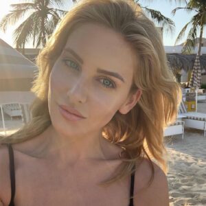 Stephanie Pratt Instagram - Dimming someone else’s light won’t make yours shine brighter 🦋