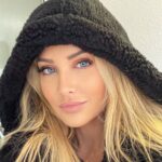Stephanie Pratt Instagram - I never ever remember to bring an umbrella ☔️ 🤣🤦‍♀️ hiding in someone’s doorway waiting for my cab 🚕 kinda messed up my blush & right eyebrow 😐
