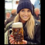 Stephanie Pratt Instagram - Pretending I drink beer because I feel like REALLY cool girls drink beer-and I envy that vibe! 😅 cheers to the cool chicks 🐥 /nah we’re all cool 😎