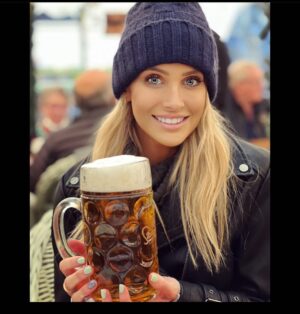 Stephanie Pratt Instagram - Pretending I drink beer because I feel like REALLY cool girls drink beer-and I envy that vibe! 😅 cheers to the cool chicks 🐥 /nah we’re all cool 😎