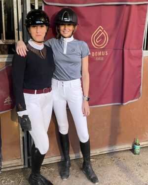 Stephanie Pratt Instagram - I can’t think of a caption for all of these photos, because it literally was the BEST WEEKEND EVER!! I want to re-live it over and over again ✨🙌🏻🐎🥳💖🥰👯‍♀️🍝🥂🎉 so so so GOOD!! I met the most fabulous people, horses and puppies!! 🐶 💜. This trip was such a gift 💕 there was never a dull moment with @michaelamariewhitaker @georgewhitaker9 @chloeaston_official @dallamiresstables @_jasminesophie @richardmsquire @perdi.digby @hadleyclarke_20 @justinresnik 😇😍 (and their parents) 🤣😜. Prague here we come!!!! You better have cranberry juice!! 😅